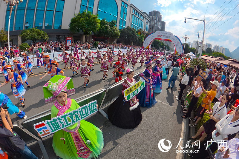 西体育对外, 观赛之余可, 赛道